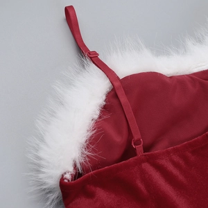 Detail van de rode fluwelen kerstjurk met witte nepbonttrim en verstelbare bandjes