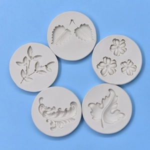 Lot de 5 moules en silicone motifs feuilles et fleurs pour fondant et savon sur fond bleu