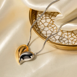 Elegante collana con pendente a cuore bicolore oro 18K e argento su catena a serpente