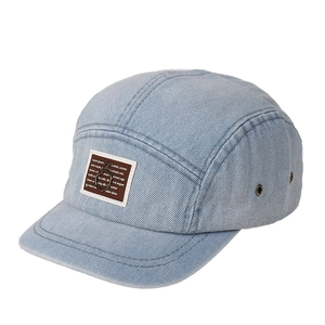 Lichtblauwe gewassen denim five-panel pet met vintage patch en metalen ringversiering