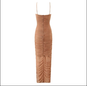 Détail du tissu en maille plissée et du dos d'une robe longue à brepelles marron