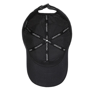 Atmungsaktive schwarze Mesh-Baseballkappe mit Laserperforation und verstellbarem Riemen