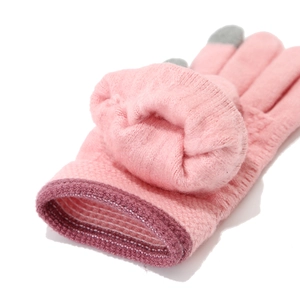 Detail rosa Strickhandschuhe mit warmem Plüschfutter und Touchscreen-kompatiblen Fingern