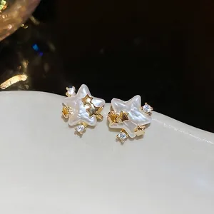Élégantes boucles d'oreilles étoile plaquées or 14k avec perles et zircons brillants