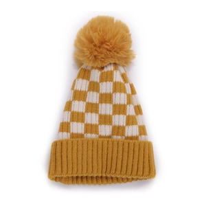 Bonnet en maille pour enfants avec motif damier et grand pompon jaune gingembre
