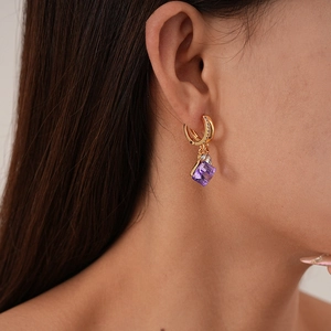Orecchini a cerchio vintage in oro con cristalli di zirconia quadrati viola da donna
