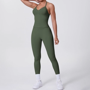 Detailansicht des dunkelolivgrünen Yoga-Sets mit hoher Taille Leggings und V-Ausschnitt Top