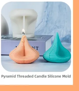 Détail macro du moule en silicone pour bougie pyramide avec échantillons de cire finis