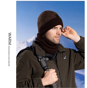 Détail du bonnet et écharpe en tricot d'hiver avec doublure chaude et texture épaisse