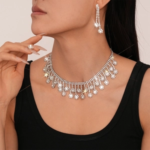 Parure de bijoux argentés avec collier à pampilles et boucles d'oreilles en strass chic