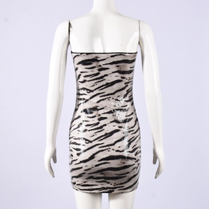 Detail eines rückenfreien Mini-Paillettenkleids mit beigem Zebra-Tiermuster