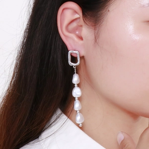 Élégantes boucles d'oreilles pendantes géométriques en argent avec perles baroques