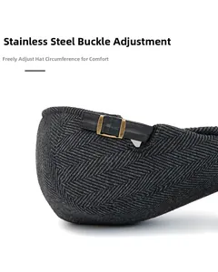 Dettaglio del cappello in tweed a spina di pesce con fibbia regolabile in acciaio inox