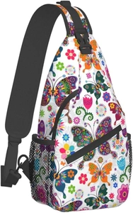 Détail du sac de poitrine bandoulière avec motifs de papillons et fleurs et filet latéral