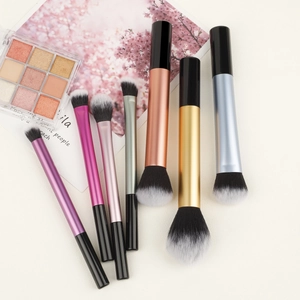 Detailansicht von 7 Make-up-Pinseln mit Verlaufsborsten und einer 9-Farben-Lidschattenpalette