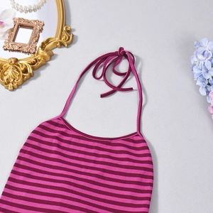 Detail eines lila gestreiften Neckholder-Crop-Tops mit Rippenstruktur auf dekorativem Grund