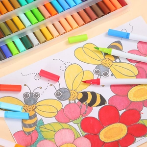 Détail de marqueurs à double pointe utilisés sur un cahier de coloriage
