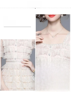 Détail de l'encolure carrée et des volants en dentelle sur la robe courte abricot