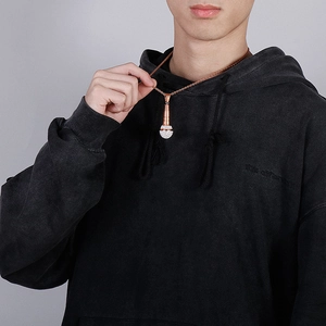 Collana con ciondolo a microfono hip hop oro rosa con pietre su un modello maschile