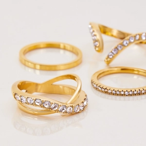 Ensemble de quatre bagues empilables en acier inoxydable plaqué or 18 carats avec oxydes