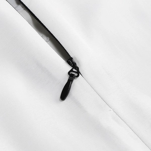 Détail du tissu en sergé blanc avec une fermeture éclair invisible noire de qualité