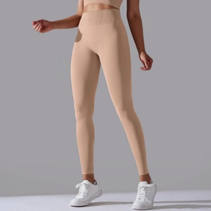 Detailansicht der nahtlosen High-Waist-Yoga-Leggings in Nude mit Bauch-weg-Effekt und Lift