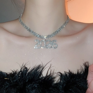 Primo piano della collana con pendente numero 2026 e strass scintillanti su modella