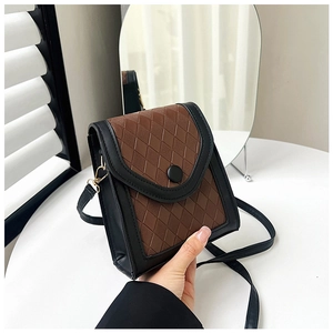 Détail du sac de téléphone matelassé marron rétro avec bordure en cuir noir et fermoir