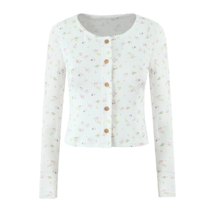 Détail du cardigan en maille fleurie avec boutons en bois et col en dentelle délicat