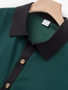Vue macro détaillée de la texture gaufrée et du col sur ce polo pour homme en vert foncé