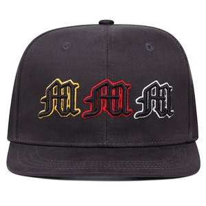 Casquette de baseball noire à bord plat avec broderie de lettres gothiques tricolores