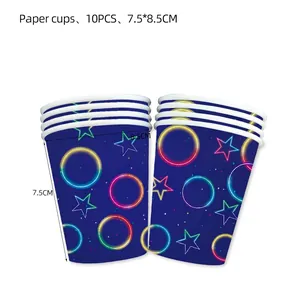 Dettaglio di 10 bicchieri di carta neon con stelle, dimensioni di 7,5 x 8,5 cm
