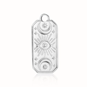 Makroaufnahme der silbernen Stahlanhänger mit gravierten Augen-, Mond- und Sternenmustern