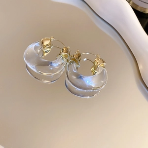 Detailaufnahme der transparenten U-förmigen Acryl-Ohrringe mit goldenem Metallverschluss