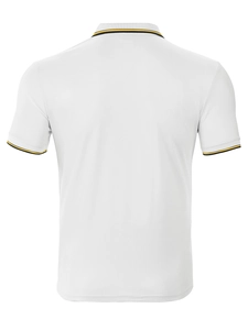 Détail arrière d'un polo blanc avec des rayures contrastées jaunes et noires aux manches