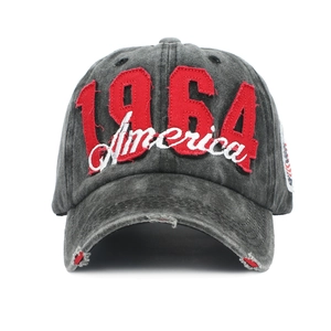 Détail de la broderie vintage 1964 America et du bord de la casquette de baseball délavée