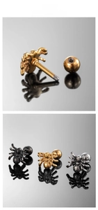Dettaglio di orecchini a ragno con chiusura a vite nei colori nero, oro e argento