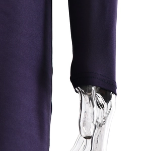 Gros plan d'une manche de robe violet foncé montrant la texture du tissu et les coutures