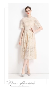 Detailansicht der beigen wasserlöslichen Spitzenstickerei auf dem eleganten Maxikleid
