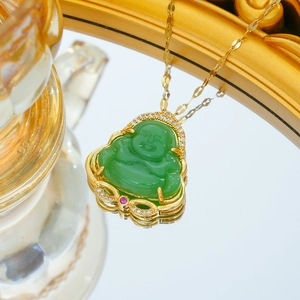 Collar de acero de titanio con colgante de Buda en jade verde y circonitas brillantes