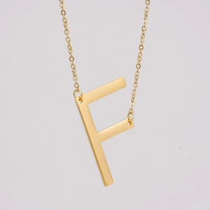 Collar minimalista de acero inoxidable chapado en oro de 18K con colgante de letra F pulida