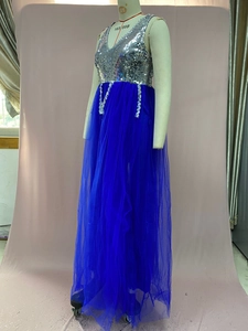 Détail du corsage à paillettes et de la jupe en tulle d'une robe de soirée dos nu