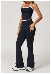 Detail van de yoga-uitlopende broek met hoge taille en haltertop met witte biesjes
