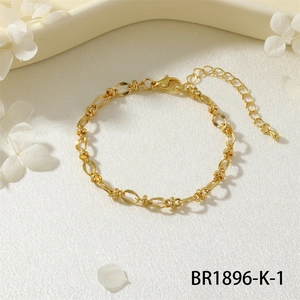 Dettaglio del bracciale a catena dorata spessa con chiusura a moschettone su seta