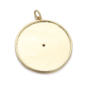 Nahaufnahme des goldenen Evil Eye Anhängers mit polierter Oberfläche für DIY Schmuck