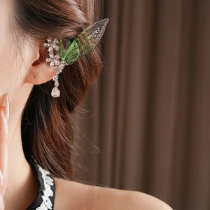 Ear cuff a forma di ala e fiori con cristalli verdi e pendente a goccia per donna