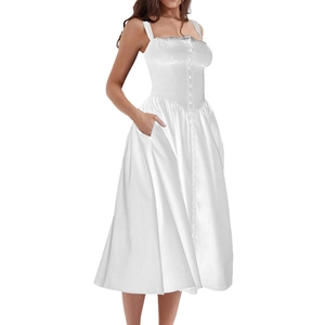 Détails d'une robe d'été blanche avec bordure en dentelle, col carré et boutons