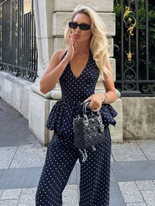 Détail du haut à basque à pois avec col licou et pantalon large assorti