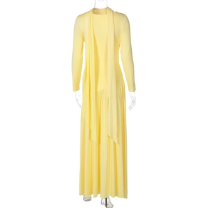 Détail de la robe jaune à manches longues avec nœud élégant à la poitrine et jupe plissée