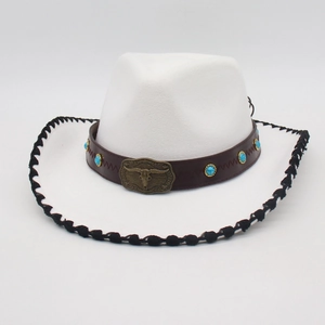 Cappello da cowboy bianco con fibbia in metallo a testa di toro e pietre turchesi